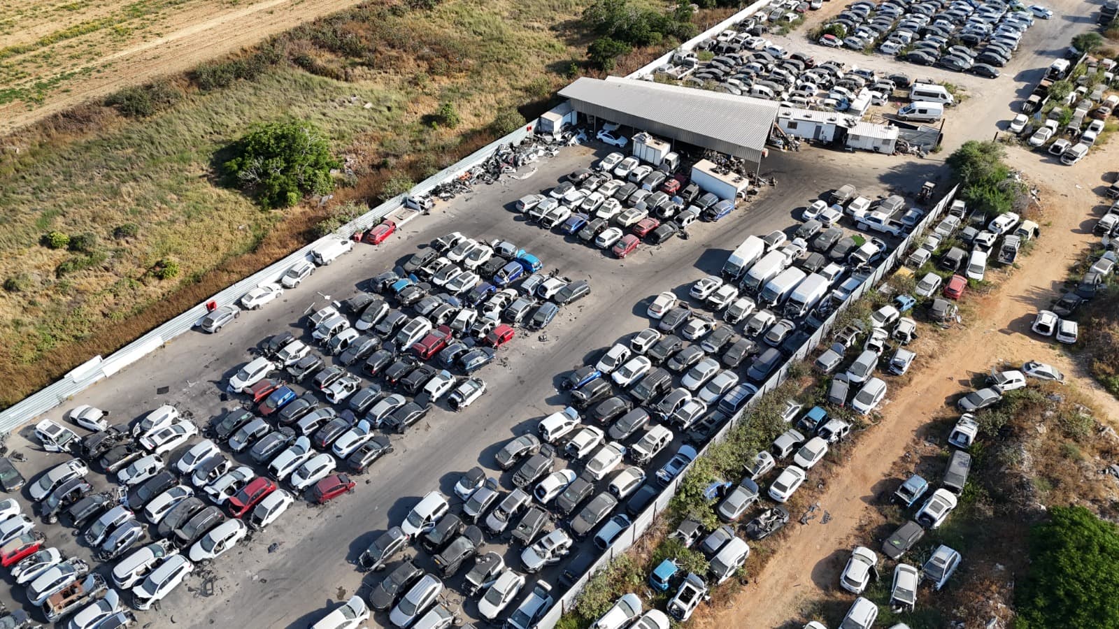 צילום אוויר של מתחם דרייב אין - מאות כלי רכב לשרידים ולפירוק